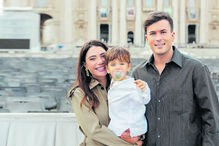Carolina Carvalho e David Carreira com Lucas no Vaticano