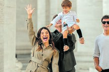 O casal com o filho e Tony Carreira