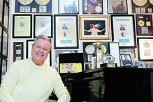 História. Numa sala da sua casa em Sintra, Marco Paulo juntou todos os seus prémios e distinções