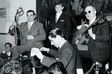 Café Luso. Aos 14 anos, ainda com o nome de João Simão, atuou no célebre café Luso, em Lisboa, onde costumava  cantar Amália Rodrigues