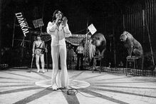 Revolução. Com o 25 de Abril, a música romântica entrou em crise. Marco teve de cantar em discotecas e em circos, inclusive nas jaulas dos leões. 