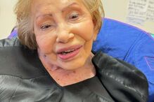 Abel dias mostra foto de Betty Grafstein