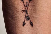 Jennifer Lopez fez esta tatuagem para assinalar o seu casamento com Ben Affleck (entretanto já a apagou)