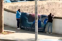 Adeptos colocam tarja de apoio a Madureira à porta do tribunal