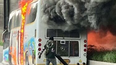 Pelo menos 25 pessoas terão morrido em incêndio num autocarro escolar na Tailândia