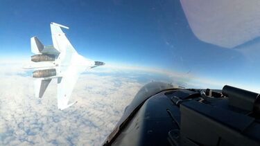 Vídeo divulgado pelas Forças Armadas dos EUA mostra caça russo a executar manobra que coloca “todos em perigo”  