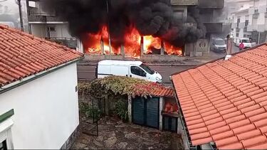 As imagens do violento incêndio que matou uma mulher e destruiu uma oficina de motas em Viana do Castelo