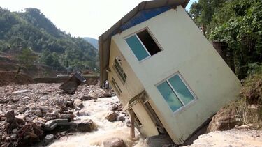 Casas arrastadas após inundações e deslizamentos de terra no Nepal. Há vários desaparecidos  