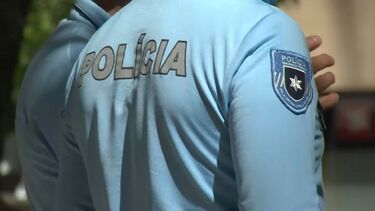 Homem ameaça funcionários de supermercado com faca de grandes dimensões para sacar 500 euros