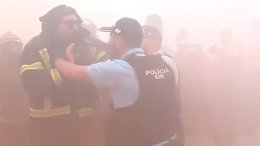 Fumo, petardos, gritos e confusão: Bombeiros Sapadores e polícia em confronto direto na escadaria da AR