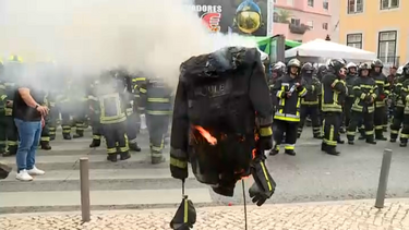 Bombeiros Sapadores pegam fogo a farda em protesto tenso em frente à Assembleia da República