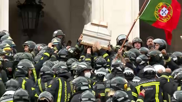 Caixão com 'bombeiro' morto é erguido pelos operacionais que protestam na escadaria da Assembleia da República