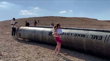 Resto de míssil iraniano interceptado por Israel vira atração 