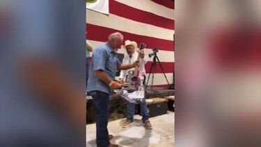 Apoiante de Trump destrói guitarra com autografo de Taylor Swift depois de pagar 3600 euros num leilão