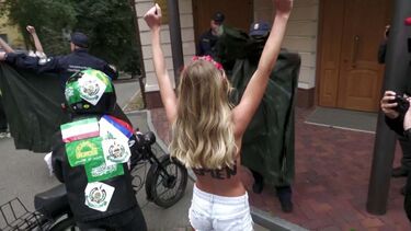 Ativistas despem-se em Kiev para protestar contra a entrega de armas do Irão à Rússia