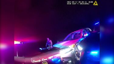 Polícia provoca acidente para salvar jovem ao volante de carro com avaria