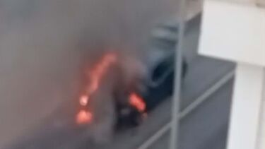 Mercedes consumido pelas chamas em Alcabideche