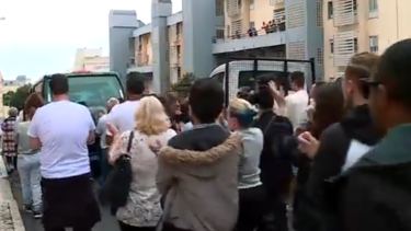 Aplausos e emoção: Grande onda de apoio no último adeus ao barbeiro morto a tiro em Lisboa