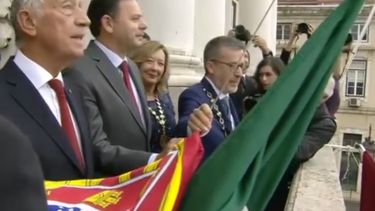 Marcelo Rebelo de Sousa, Luís Montenegro e Carlos Moedas hasteiam bandeira ao som do hino nacional no 5 de Outubro