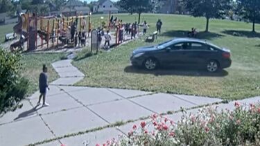 Criança de dez anos conduz carro roubado dentro de escola nos EUA 