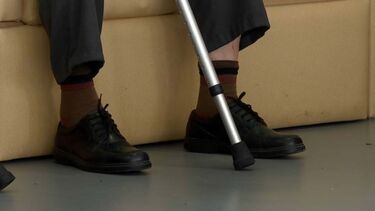 Doente terminal em cadeira de rodas espancado por amigo a quem deu casa