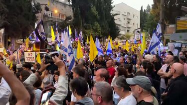 Som de sirene assinala o aniversário do 7 de outubro e israelitas reúnem-se em frente à casa de Netanyahu em Jerusalém