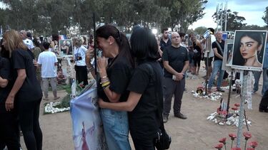 Lágrimas, dor e desespero: Familiares e amigos voltam ao local do festival de música israelita massacrado pelo Hamas