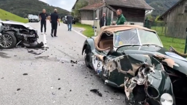 Distracção ao telemóvel destrói Jaguar milionário