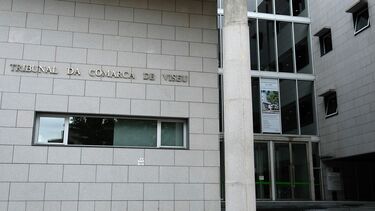Pedófilo suspeito de abusar sexualmente da enteada mais de 200 vezes nega crimes em tribunal mas pede desculpa à mulher