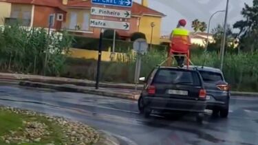 Homem senta-se no tejadilho do carro após acidente em Sintra