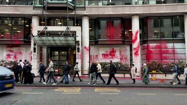 Ativistas pró-Palestina atacam escritórios da empresa Allianz no Reino Unido 