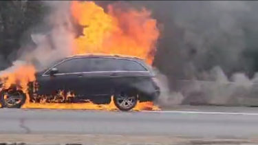 Carro consumido pelas chamas na A5 em Lisboa