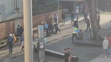 Desacatos e agressões após homem alcoolizado importunar mulher na Póvoa de Varzim. Polícia no local acabou ameaçado