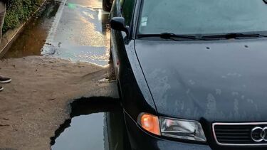 Carro cai em buraco no meio da estrada em Espinho