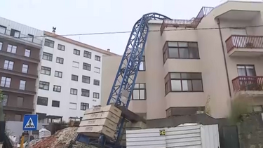 Grua cai sobre prédio em Vila Nova de Gaia