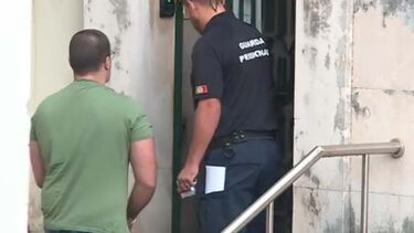 Mãe diz que surto psicótico levou filho a matar o pai em Peniche. Jovem acreditava que progenitor abusava da irmã
