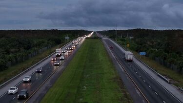 Imagens de drone mostram longas filas de carros com moradores a deixar a Florida devido ao furacão Milton