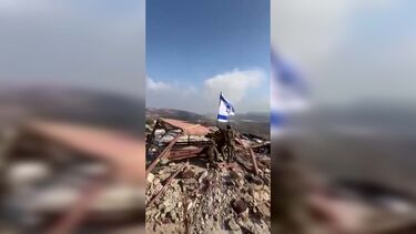 Tropas israelitas hasteiam bandeira em aldeia libanesa 