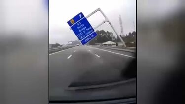 Condutor escapa por pouco: carro quase foi atingido por painel de informação na A41