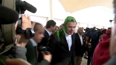 Jovem que atirou tinta a Montenegro diz que não quis danificar roupa do atual primeiro-ministro