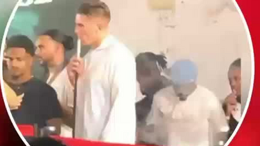 Gyokeres diverte-se a fumar na noite de Lisboa