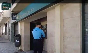 Dupla armada assalta banco à hora de almoço em Peniche