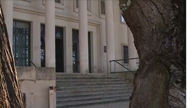 Homem espera por funcionária de café para a violar e queimar com cigarro em Leiria