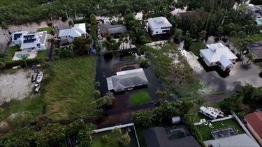 Imagens de drone mostram bairro completamente inundado na Florida após passagem do furacão Milton 