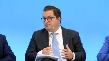 Ministro das Finanças pede “responsabilidade” à oposição para manter excedente