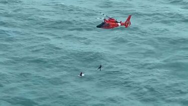 Homem agarrado a geleira no meio do mar é resgatado pela Guarda Costeira dos EUA