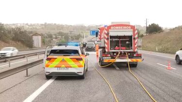 Dois feridos em colisão entre sete carros e um camião na A5 em Oeiras. Trânsito condicionado