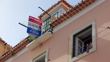 Agente imobiliária e solicitadora detidas no Algarve acusadas de mais de 100 crimes de burla e falsificação