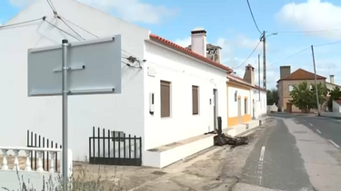 Raio atinge casa e provoca incêndio na Chamusca. Idosa ficou desalojada