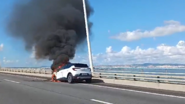 Incêndio em carro provoca colisão na Ponte Vasco da Gama